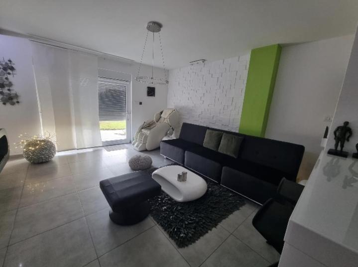 Apartment Plaza ----Wallbox 11Kw 16A ----- Private Spa- Jacuzzi, Infrared Sauna, Luxury Massage Chair, Parking, Entry With Pin 0 - 24H, Free Cancellation 24 Hours Before Check In Slavonski Brod Ngoại thất bức ảnh