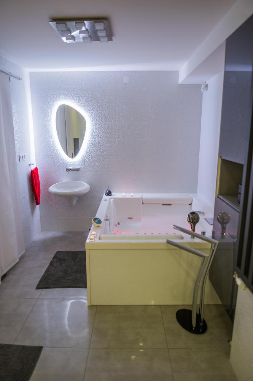 Apartment Plaza ----Wallbox 11Kw 16A ----- Private Spa- Jacuzzi, Infrared Sauna, Luxury Massage Chair, Parking, Entry With Pin 0 - 24H, Free Cancellation 24 Hours Before Check In Slavonski Brod Ngoại thất bức ảnh