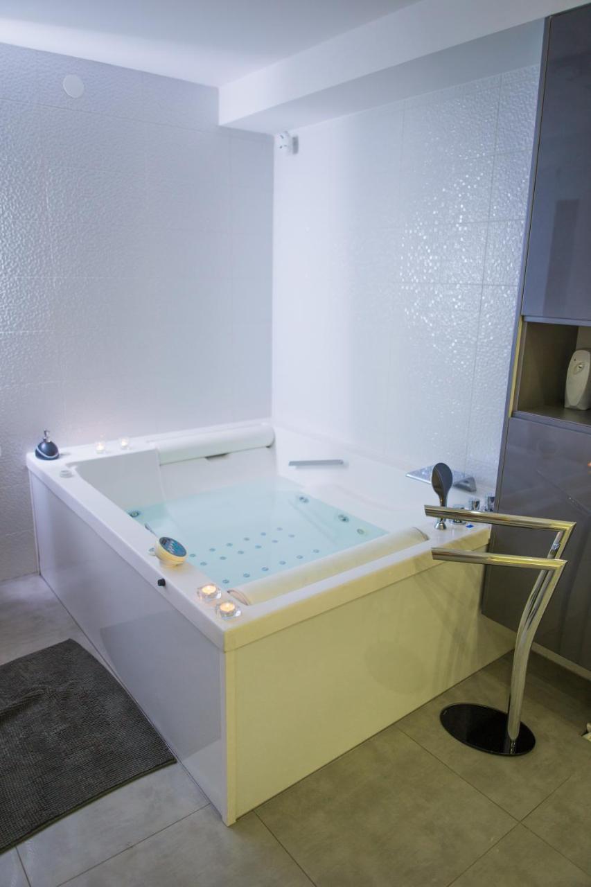 Apartment Plaza ----Wallbox 11Kw 16A ----- Private Spa- Jacuzzi, Infrared Sauna, Luxury Massage Chair, Parking, Entry With Pin 0 - 24H, Free Cancellation 24 Hours Before Check In Slavonski Brod Ngoại thất bức ảnh