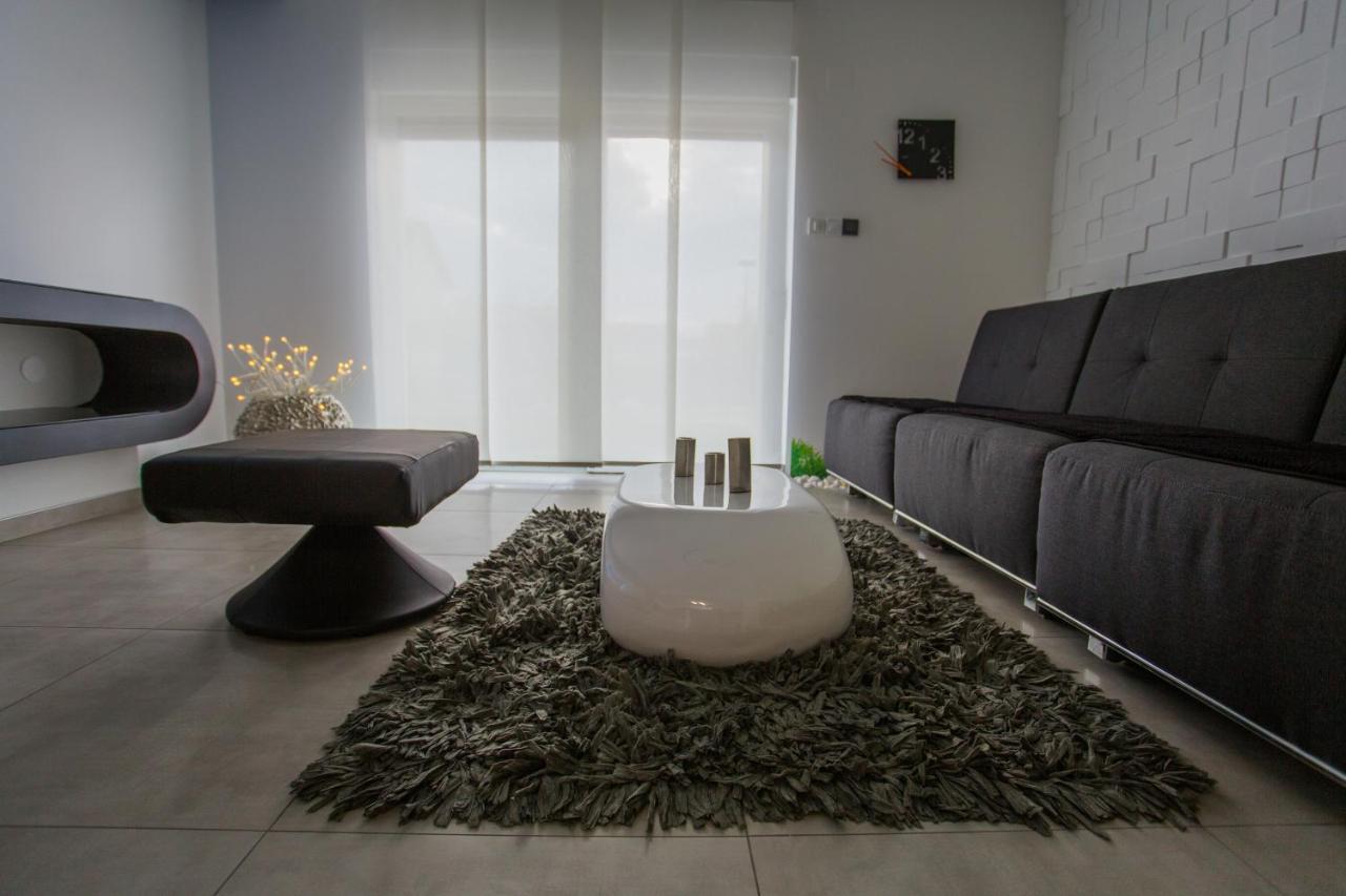 Apartment Plaza ----Wallbox 11Kw 16A ----- Private Spa- Jacuzzi, Infrared Sauna, Luxury Massage Chair, Parking, Entry With Pin 0 - 24H, Free Cancellation 24 Hours Before Check In Slavonski Brod Ngoại thất bức ảnh