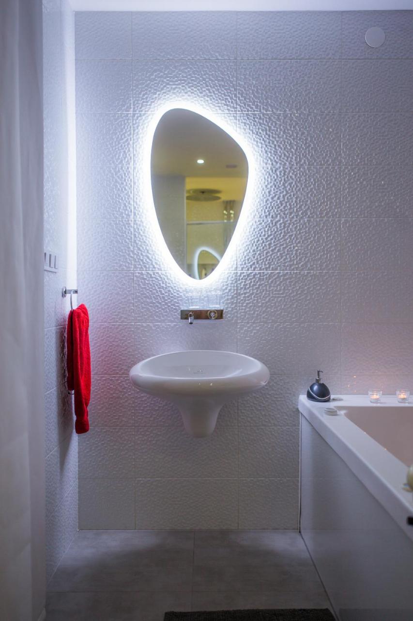 Apartment Plaza ----Wallbox 11Kw 16A ----- Private Spa- Jacuzzi, Infrared Sauna, Luxury Massage Chair, Parking, Entry With Pin 0 - 24H, Free Cancellation 24 Hours Before Check In Slavonski Brod Ngoại thất bức ảnh