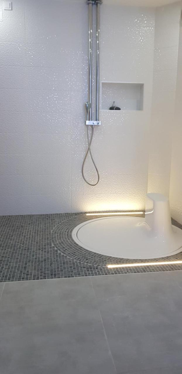 Apartment Plaza ----Wallbox 11Kw 16A ----- Private Spa- Jacuzzi, Infrared Sauna, Luxury Massage Chair, Parking, Entry With Pin 0 - 24H, Free Cancellation 24 Hours Before Check In Slavonski Brod Ngoại thất bức ảnh