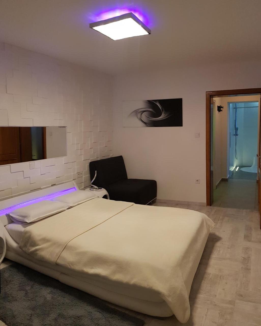 Apartment Plaza ----Wallbox 11Kw 16A ----- Private Spa- Jacuzzi, Infrared Sauna, Luxury Massage Chair, Parking, Entry With Pin 0 - 24H, Free Cancellation 24 Hours Before Check In Slavonski Brod Ngoại thất bức ảnh